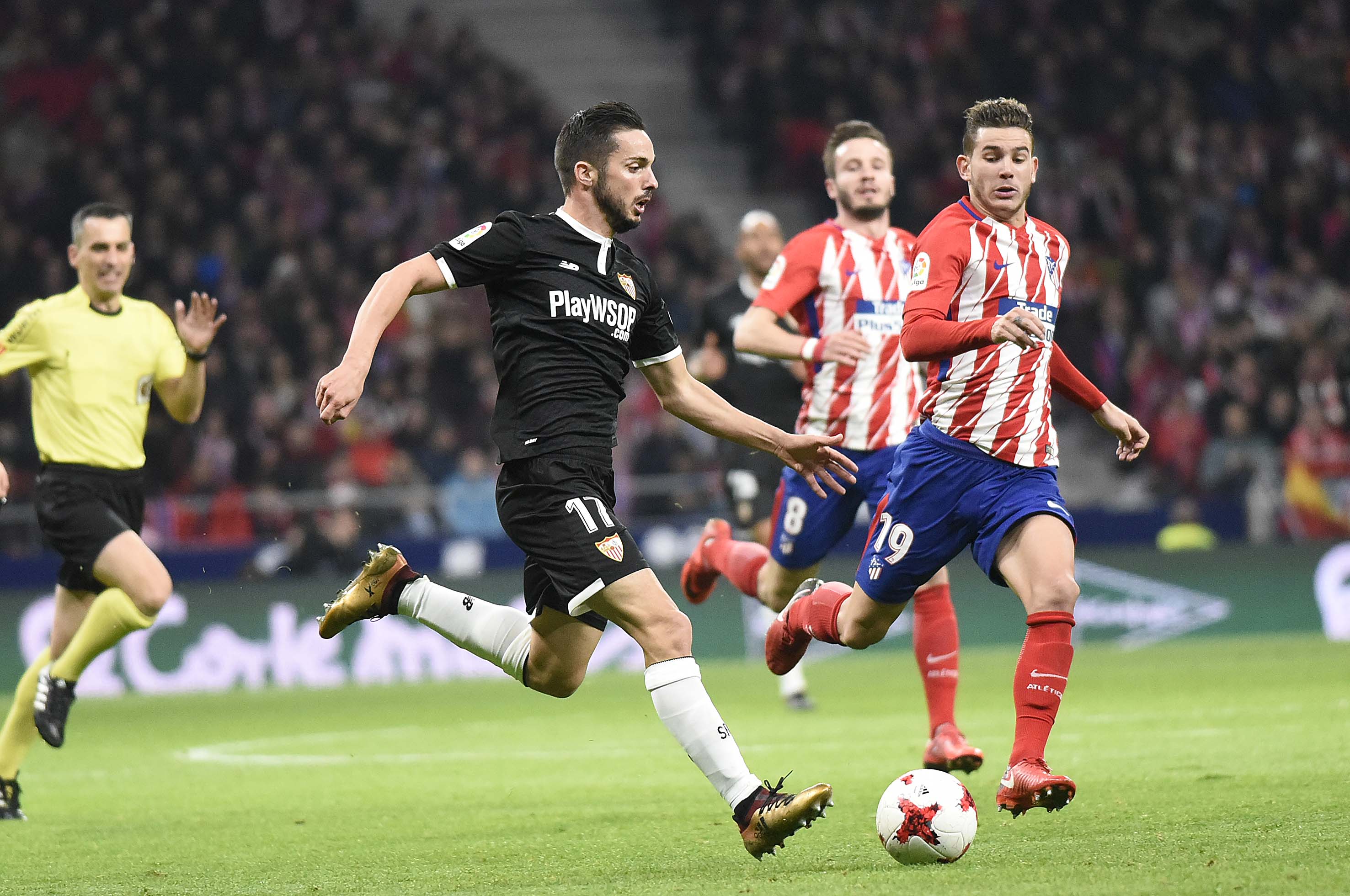 Sarabia conduce el balón ante la presión de Lucas