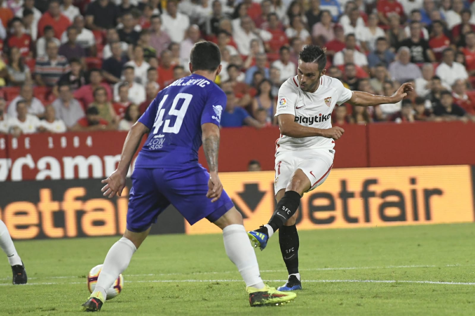 Sarabia del Sevilla FC ante el Újpest FC