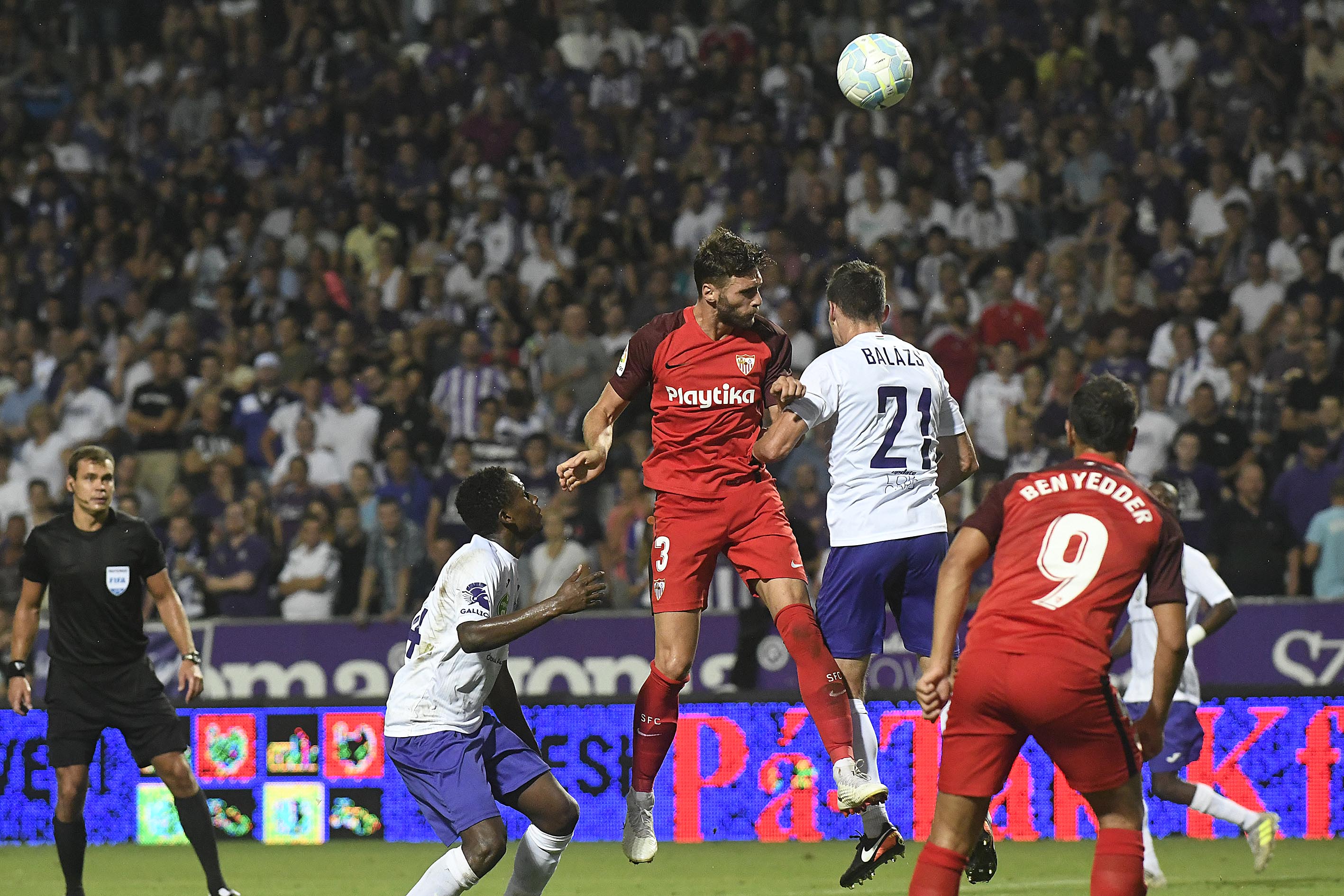 Sergi Gómez del Sevilla FC ante el Újpest FC