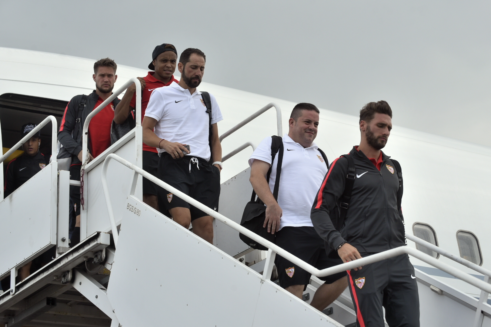 El equipo baja del avión a su llegada a Vilna