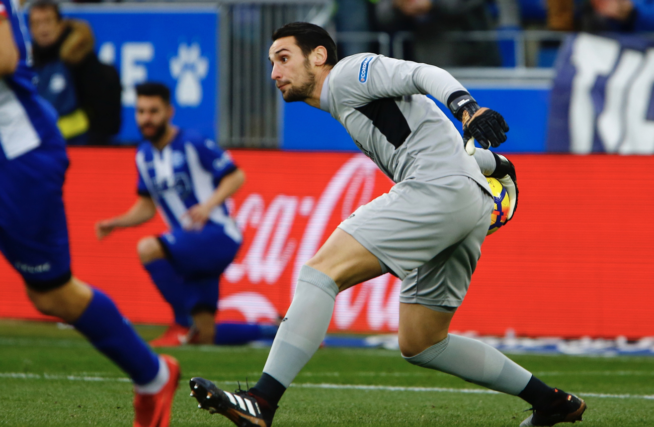 Sergio Rico en una acción ante el Alavés