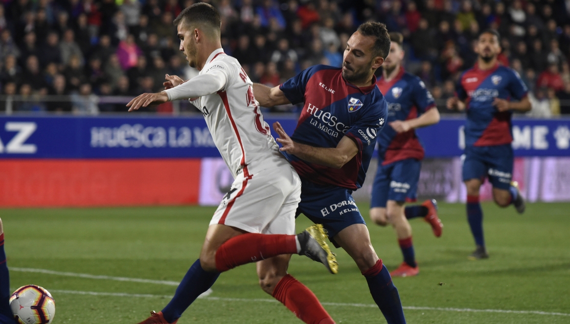 André Silva del Sevilla FC ante la SD Huesca