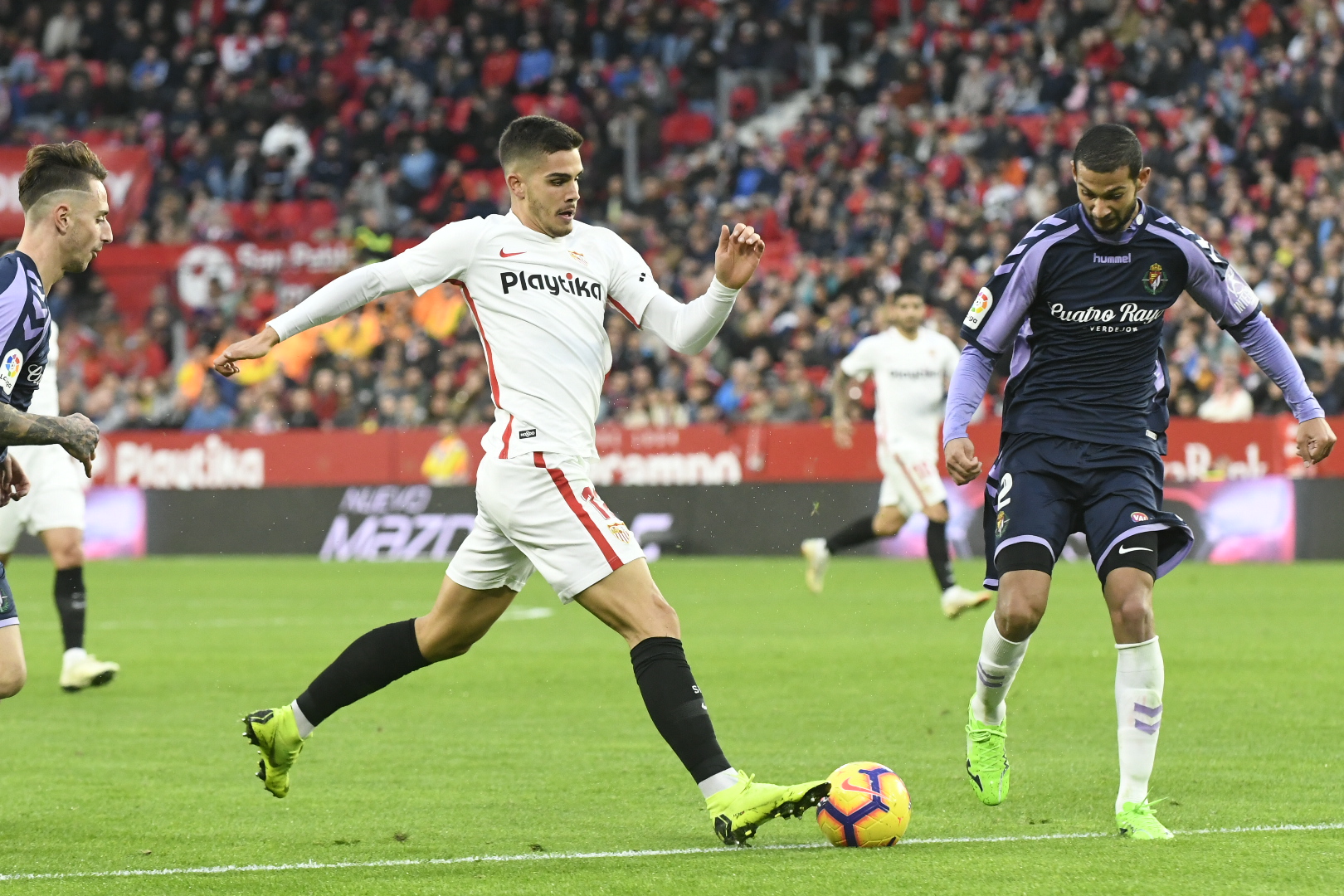 André Silva del Sevilla FC ante el Real Valladolid