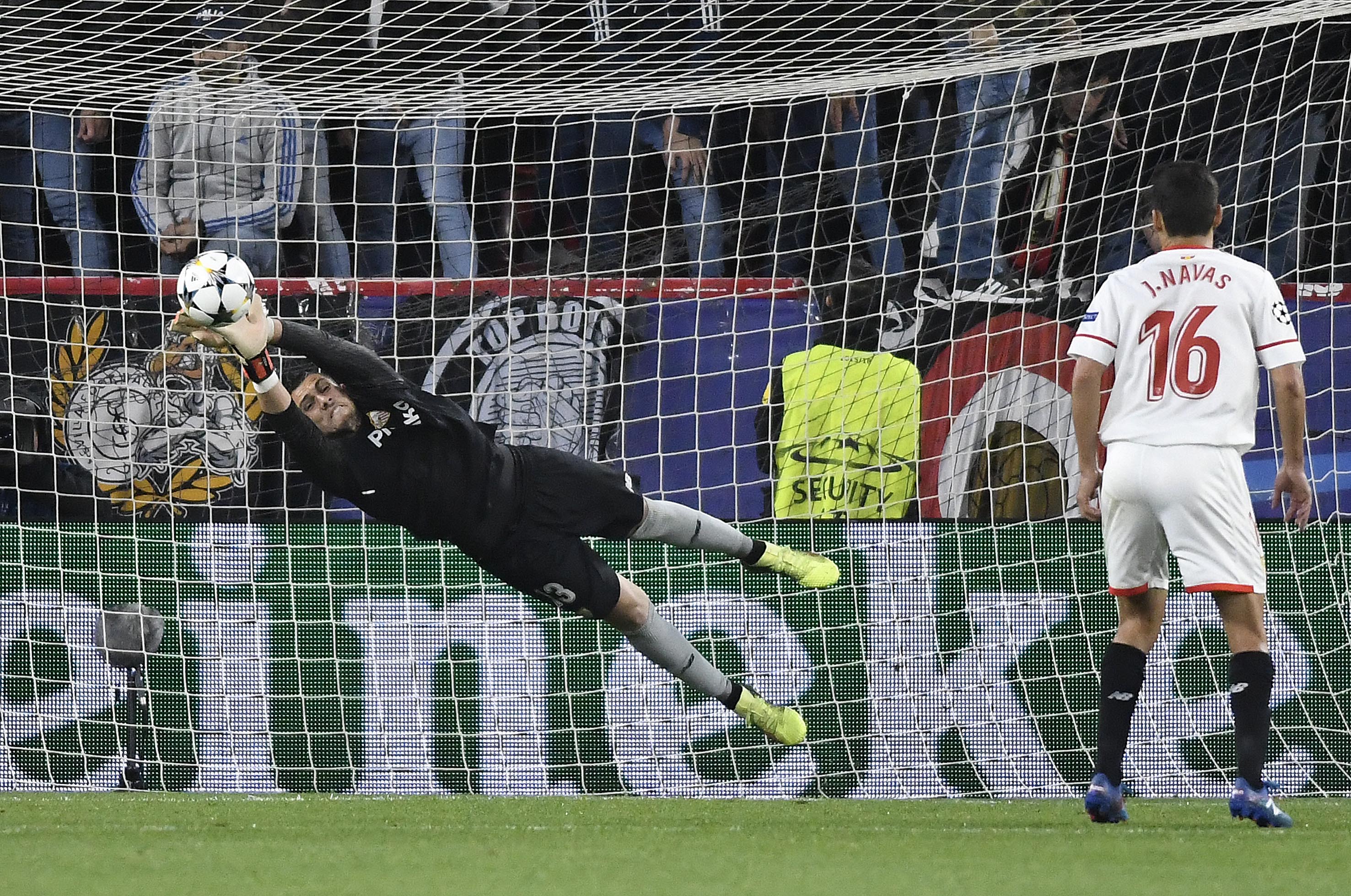 David Soria del Sevilla FC ante el Bayern