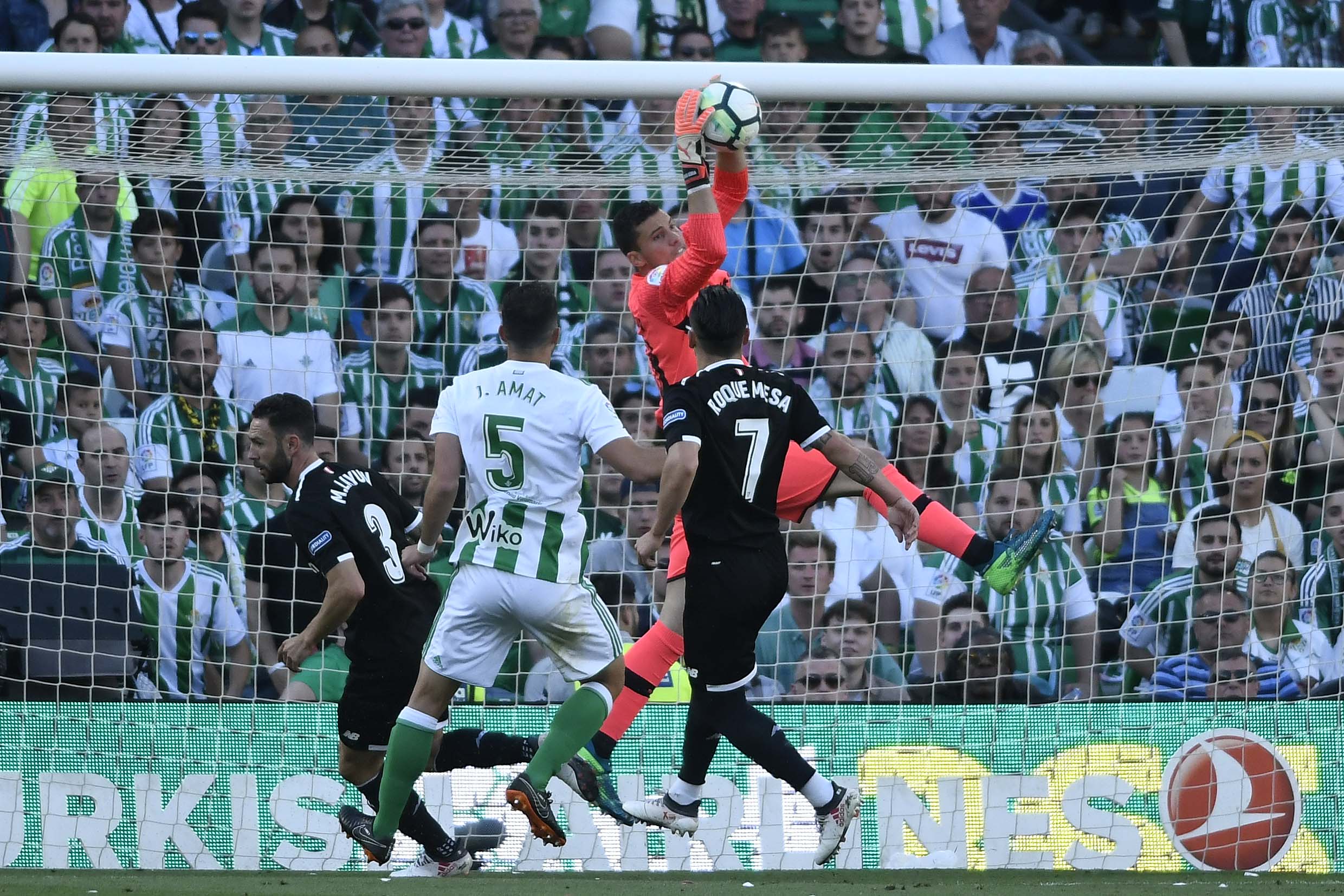 David Soria ataja un balón ante el Betis