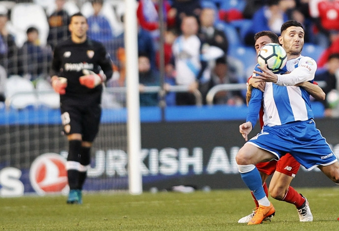 David Soria del Sevilla FC ante el RC Deportivo