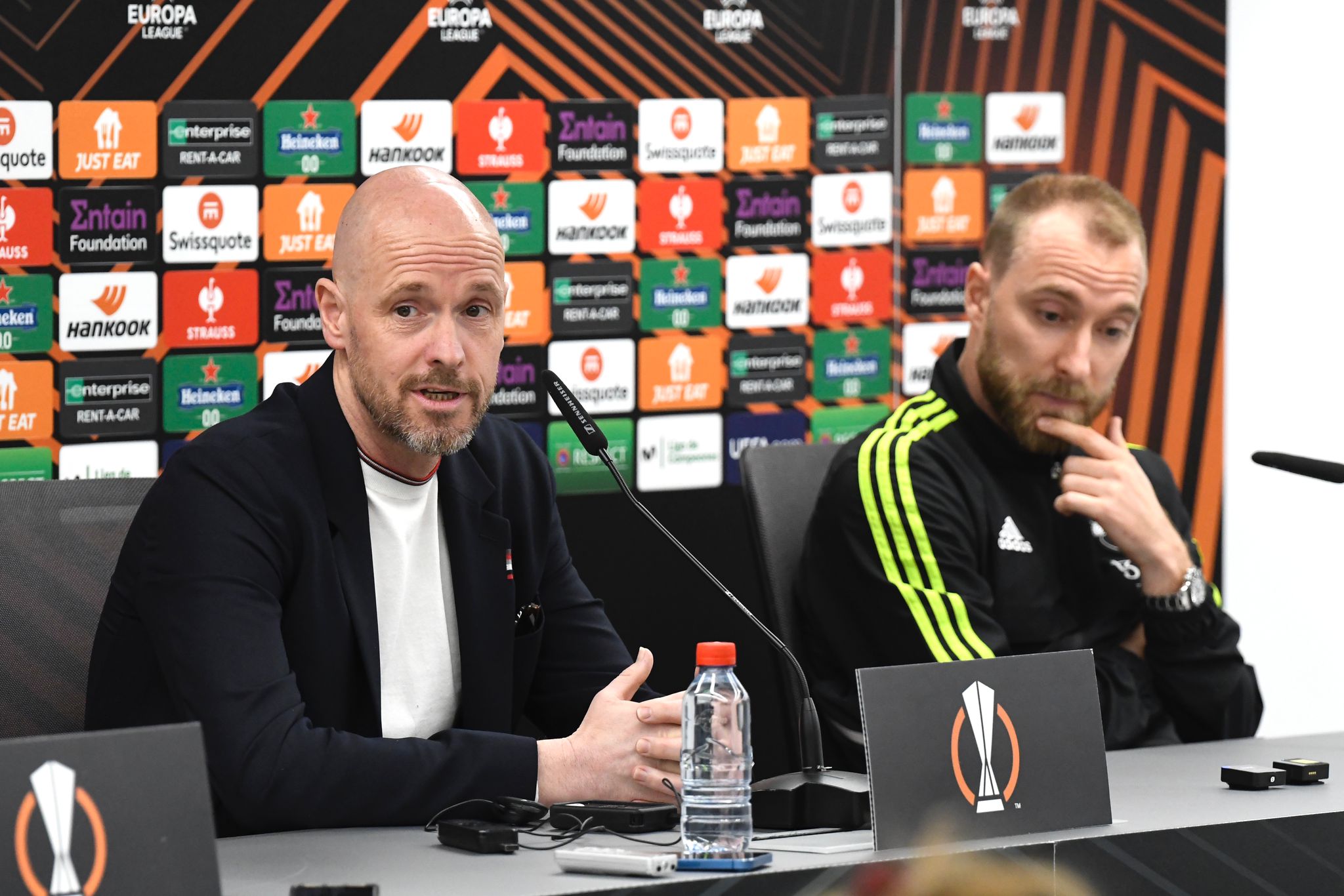 Imagen de Ten Hag junto a Eriksen