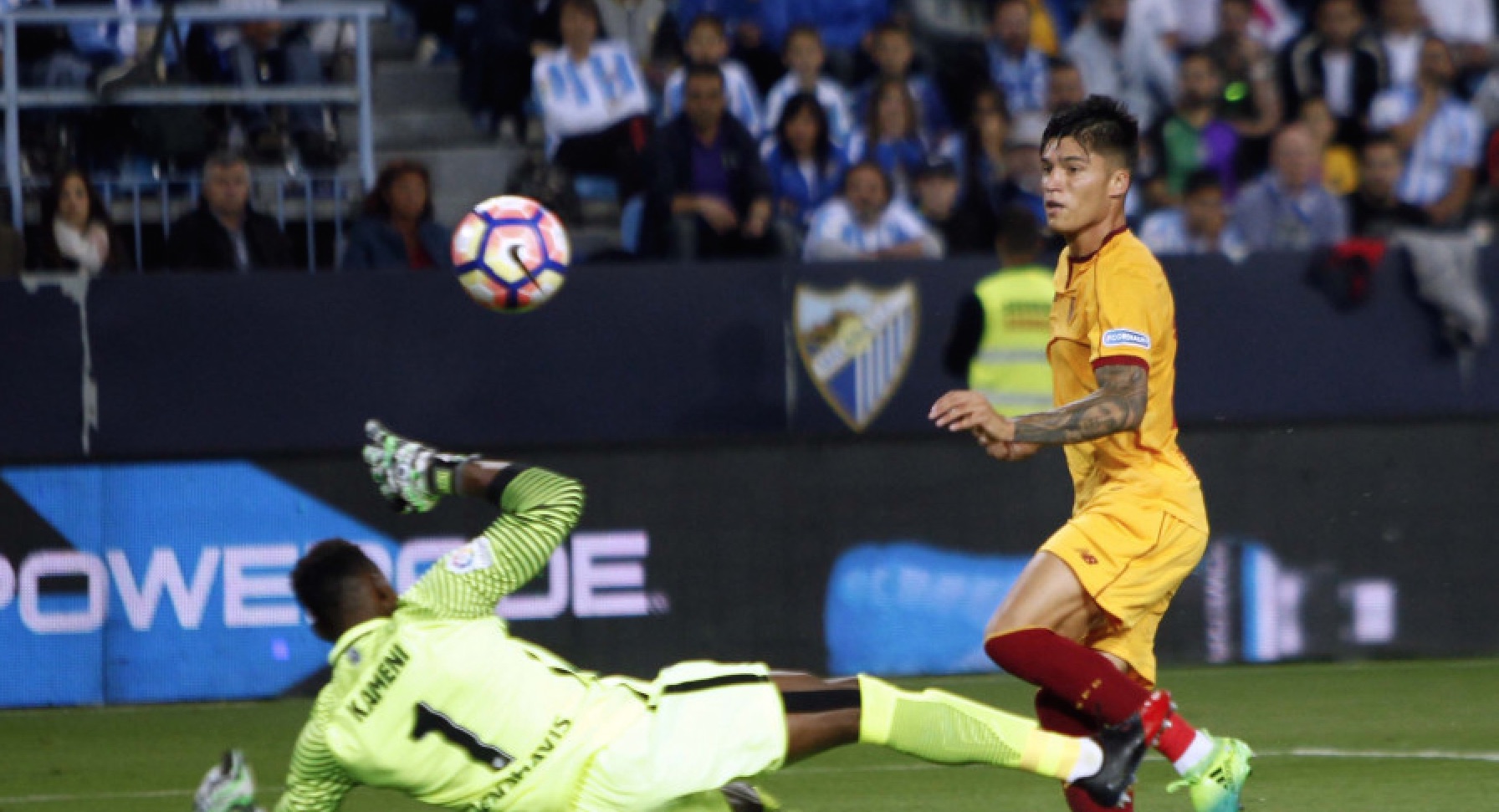 Correa ante el Málaga C.F. en La Rosaleda