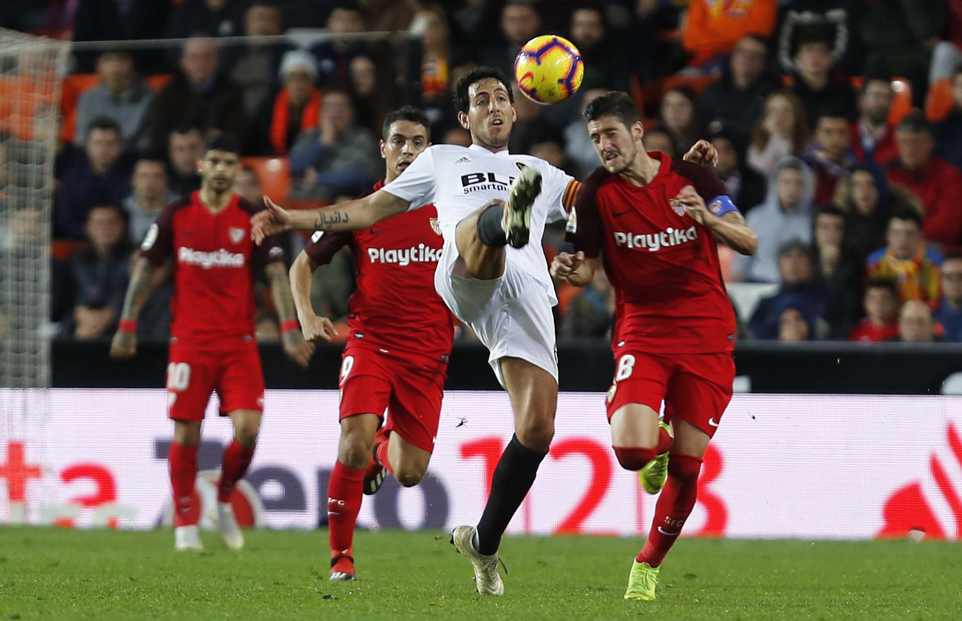 Escudero del Sevilla FC ante el Valencia CF