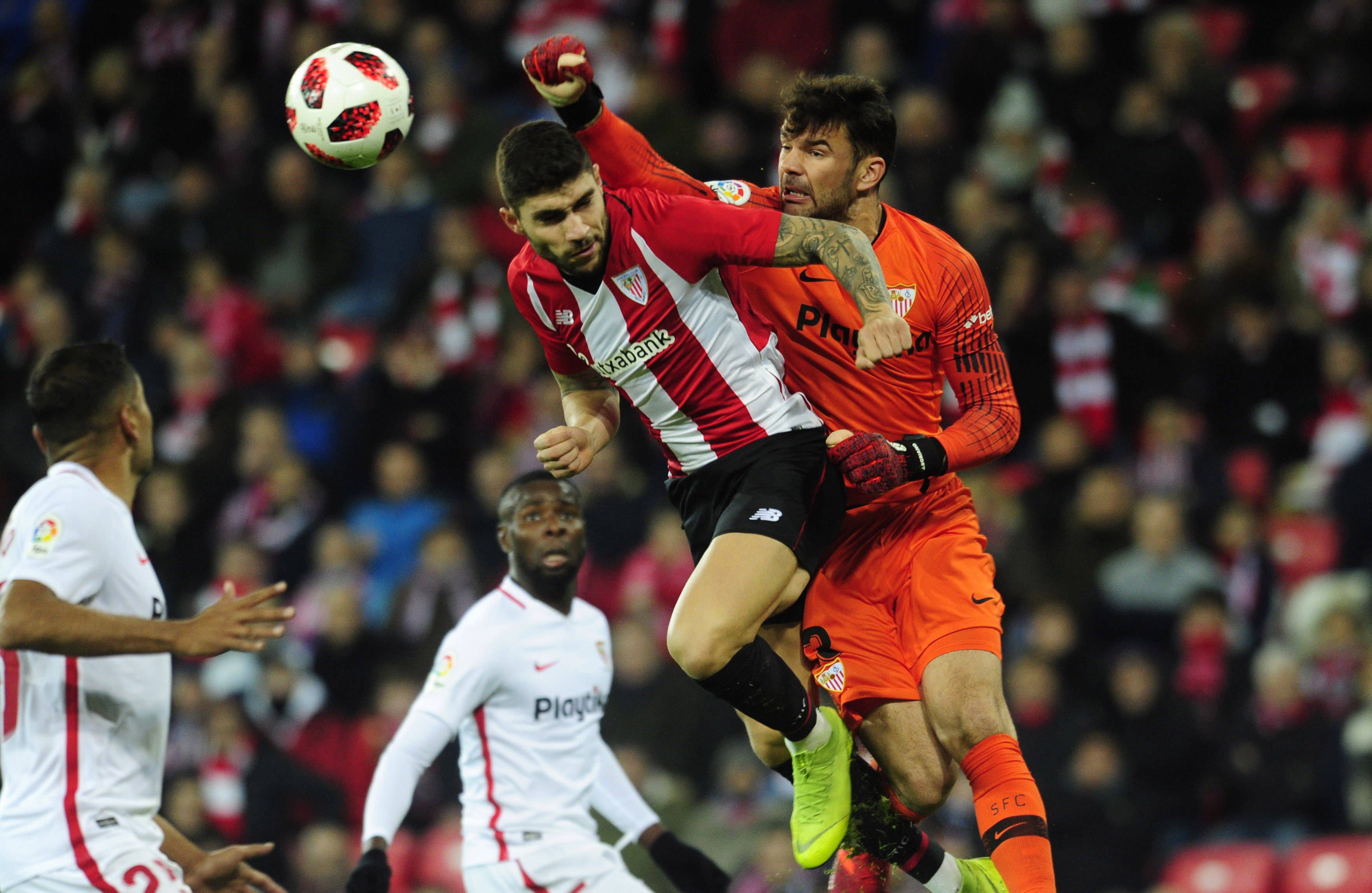 Juan Soriano despeja el balón