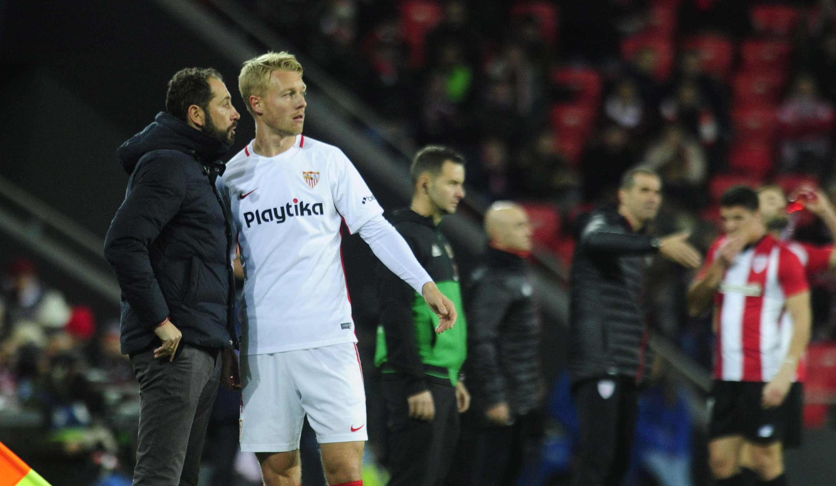 Machín conversa con Kjaer