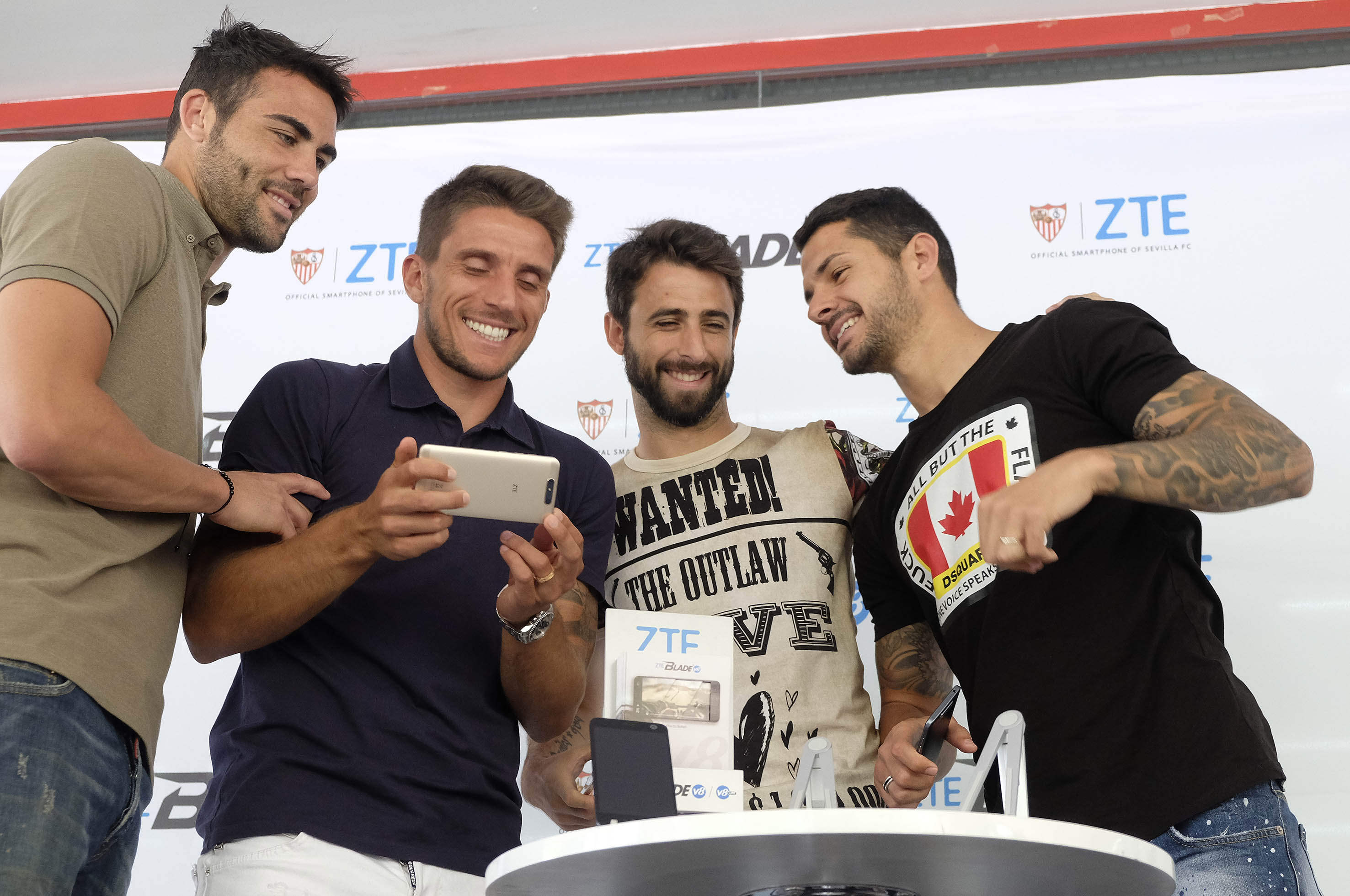 LOS CAPITANES DEL SEVILLA FC PRESENTAN EL NOVEDOSO ZTE BLADE V8