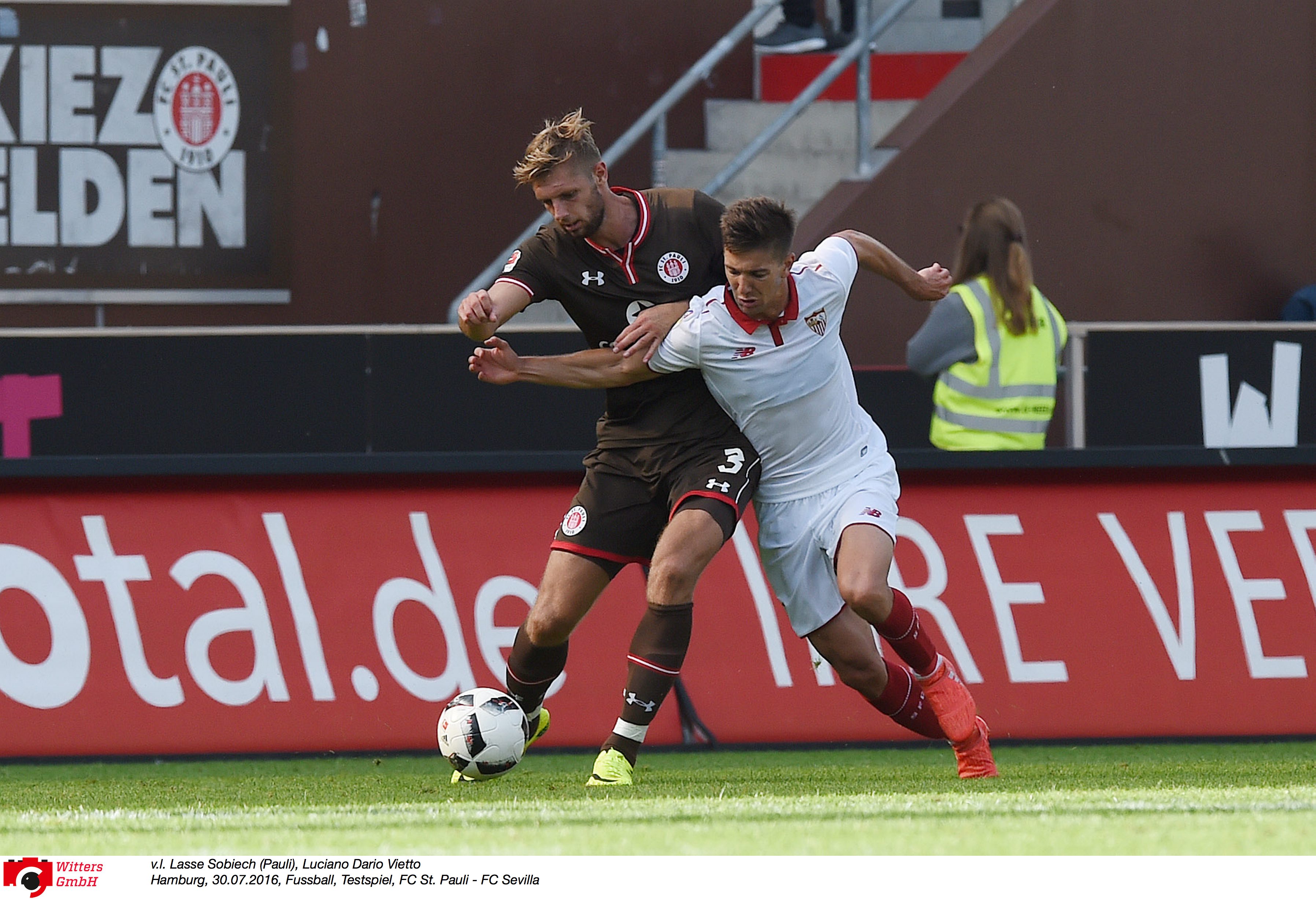 Vietto pelea un balón en el partido ante el St. Pauli