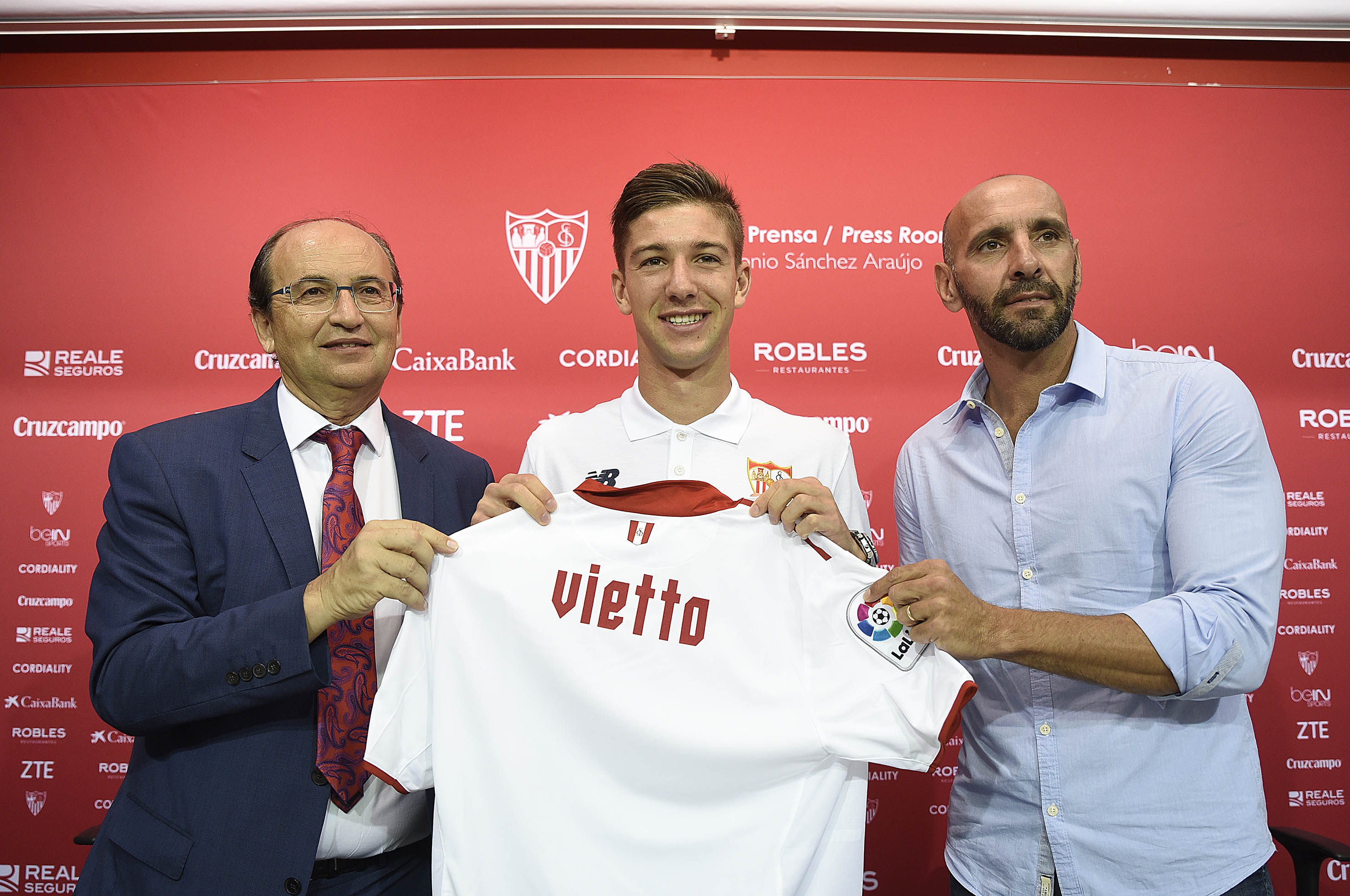 Vietto posa junto al presidente del Sevilla FC y Monchi 