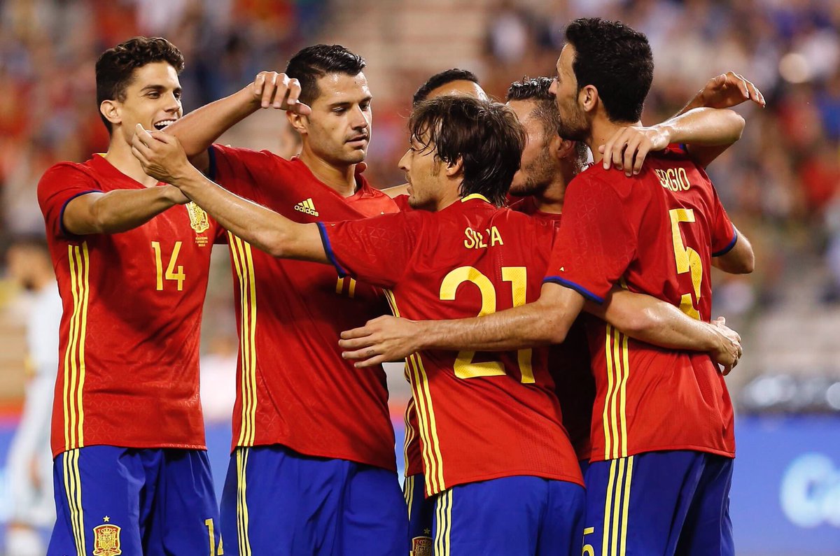 Vitolo celebra un gol con España