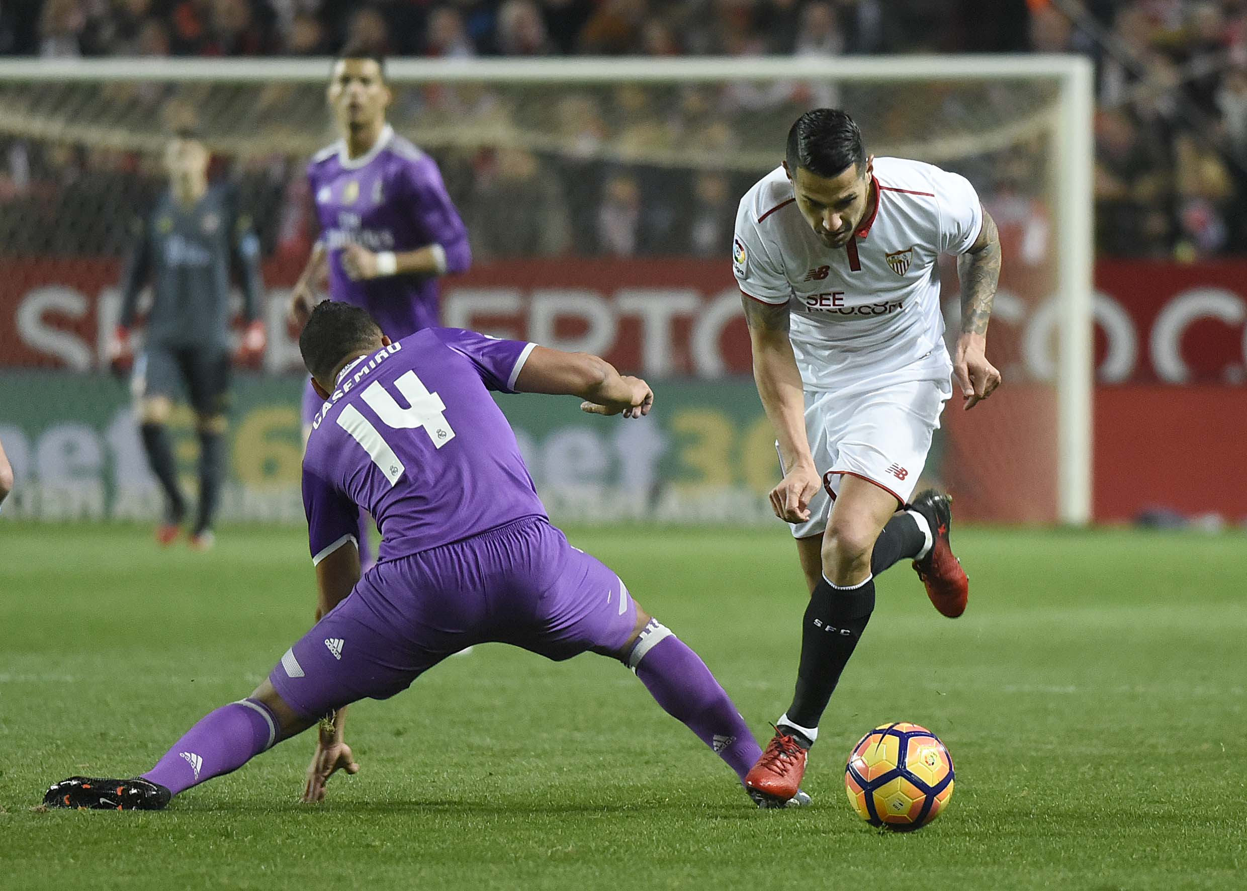 Vitolo conduce el balón ante el Real Madrid 