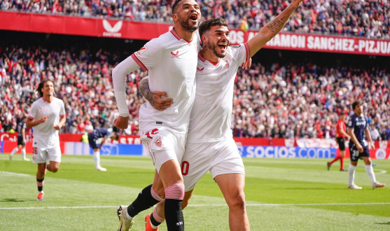 En-Nesyri e Isaac celebran un gol ante la Real Sociedad